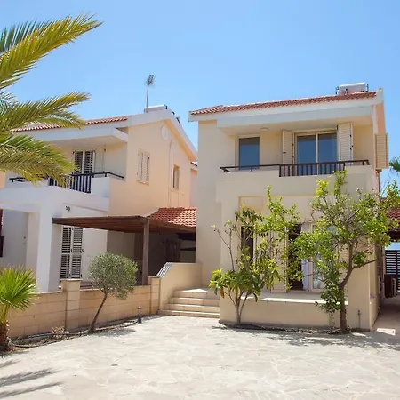 Villa By The Beach In Larnaca *
